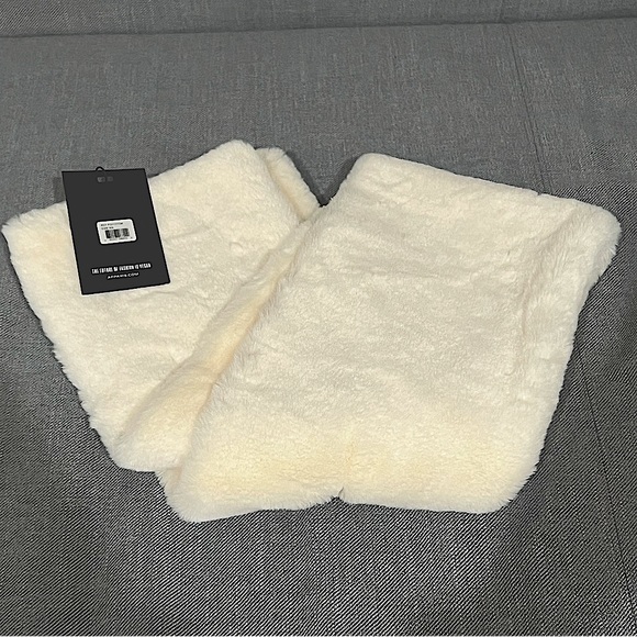 APPARIS Bambi Faux Fur Scarf Ultra Soft Pull-Through Style Ivory Cream - Picture 5 of 5